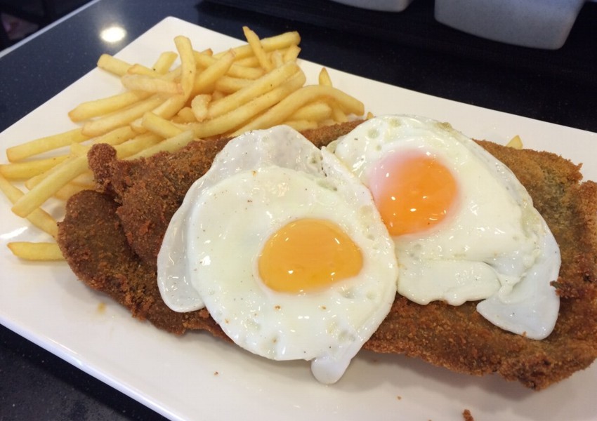Milanesa de Carne con Huevos Fritos